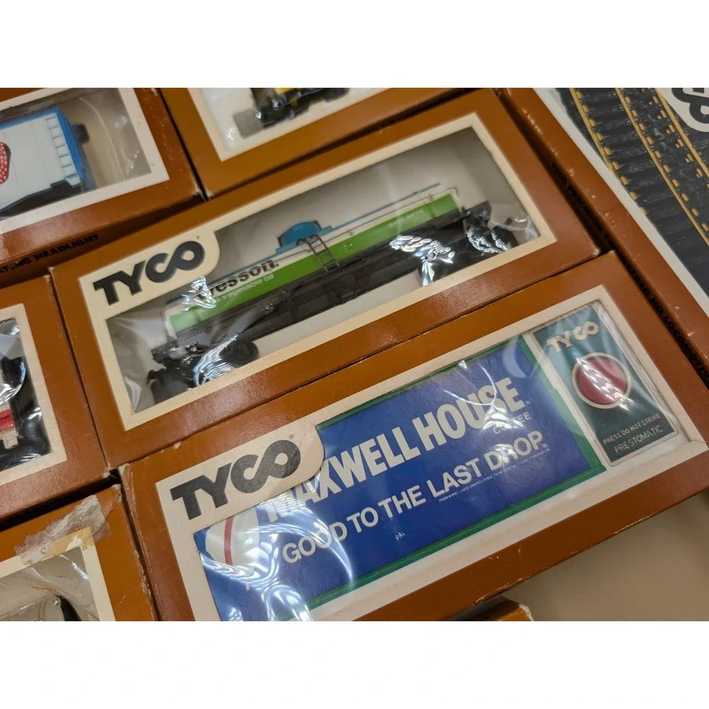 Tyco Train Cars Lot W Track & Billboard Whistle 10 Pcs Baby Ruth Jell-o Shell